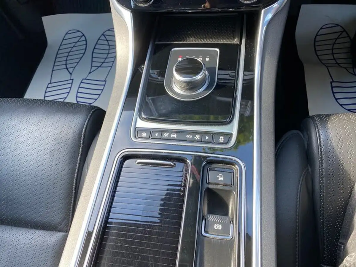 2017-jaguar-xe-20d-portfolio-240ps-awd-ss-1998cc-auto-big-10
