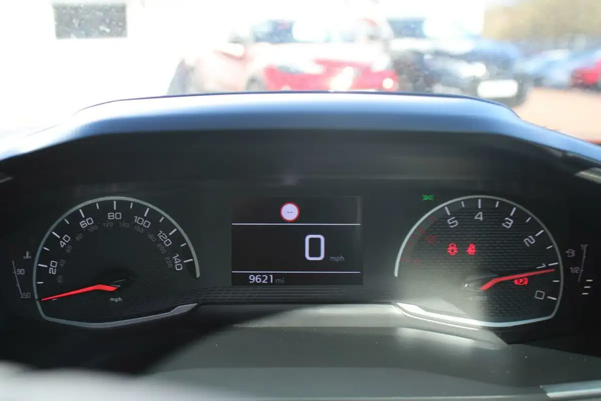 2021-peugeot-2008-suv-12-puretech-active-premium-100bhp-big-18