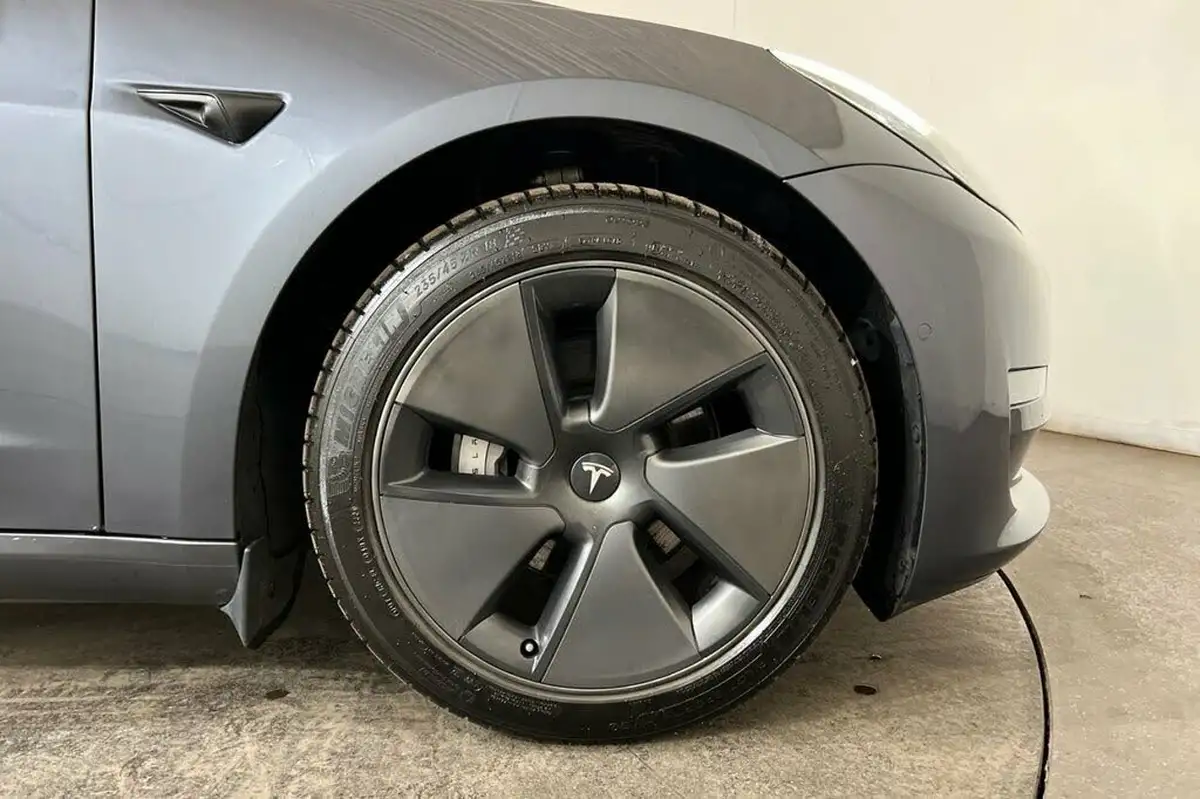 2020-tesla-model-3-e-long-range-big-13
