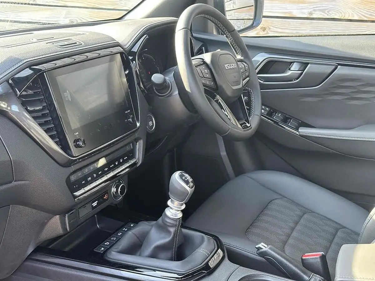 2025-isuzu-d-max-19td-v-cross-big-18