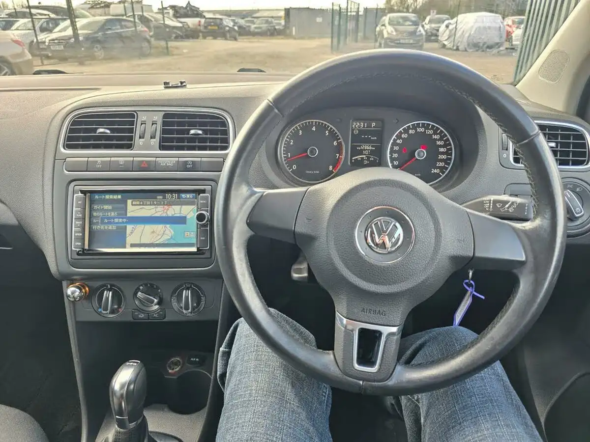 2014-volkswagen-polo-big-48