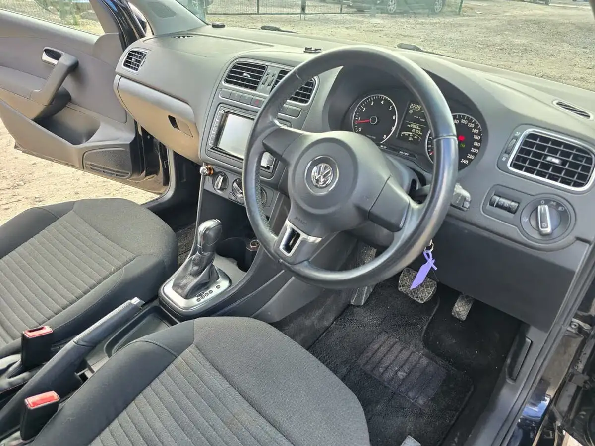 2014-volkswagen-polo-big-20