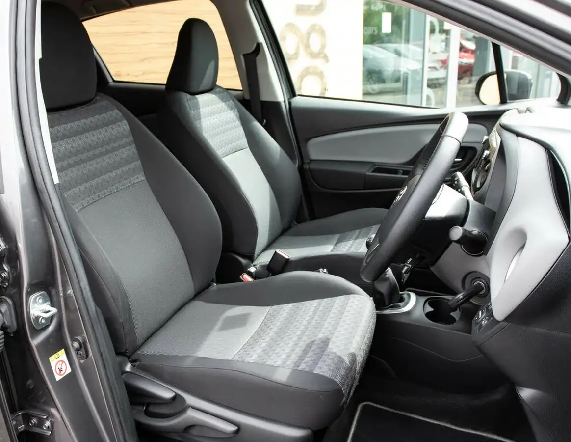 2016-toyota-yaris-133-icon-vvt-i-5d-big-28