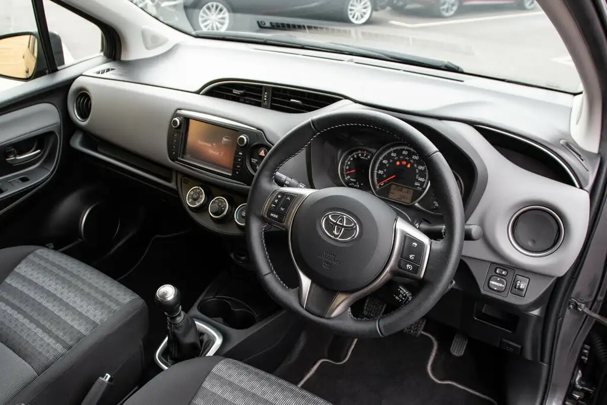 2016-toyota-yaris-133-icon-vvt-i-5d-big-4