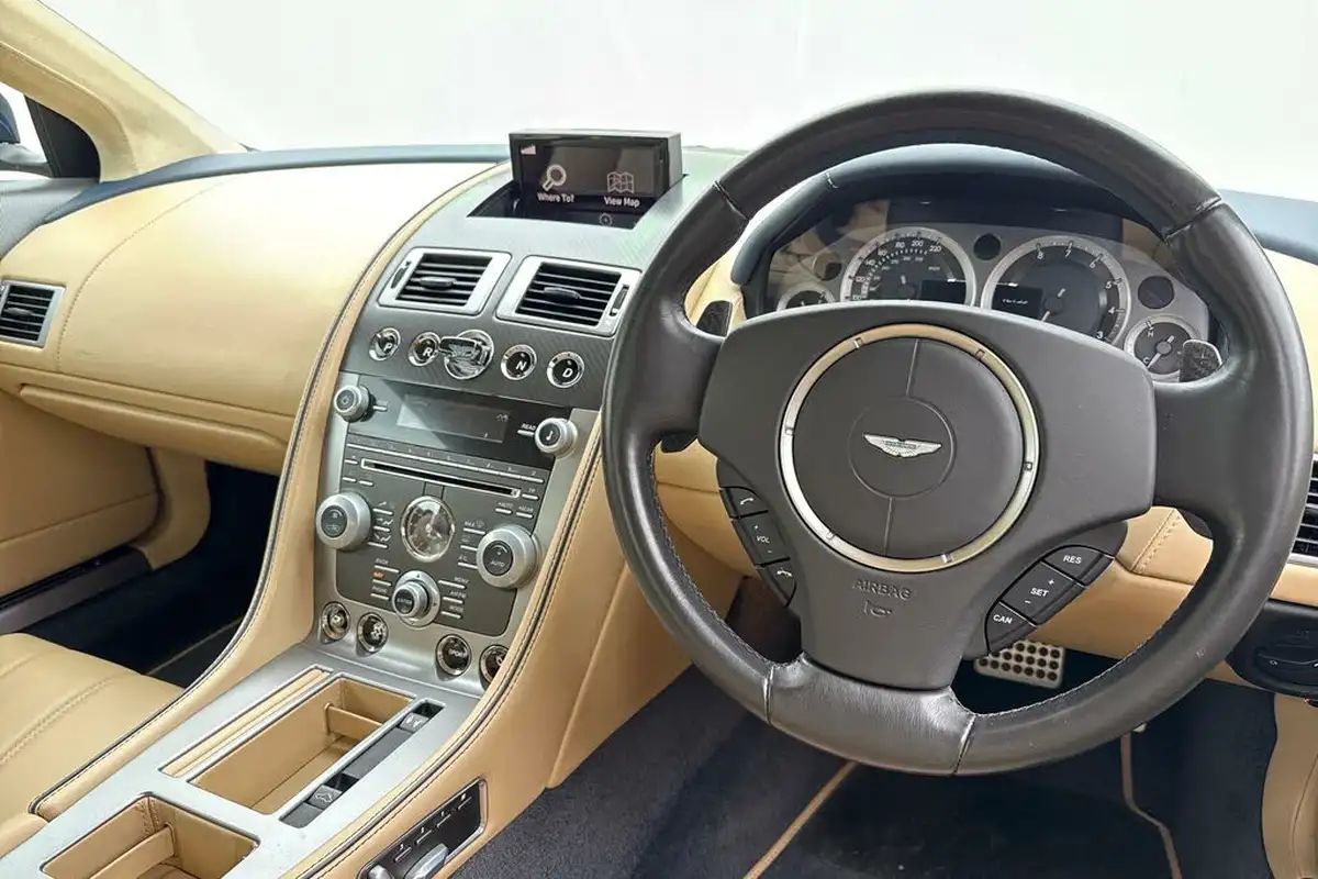2015-aston-martin-db9-59-volante-big-16