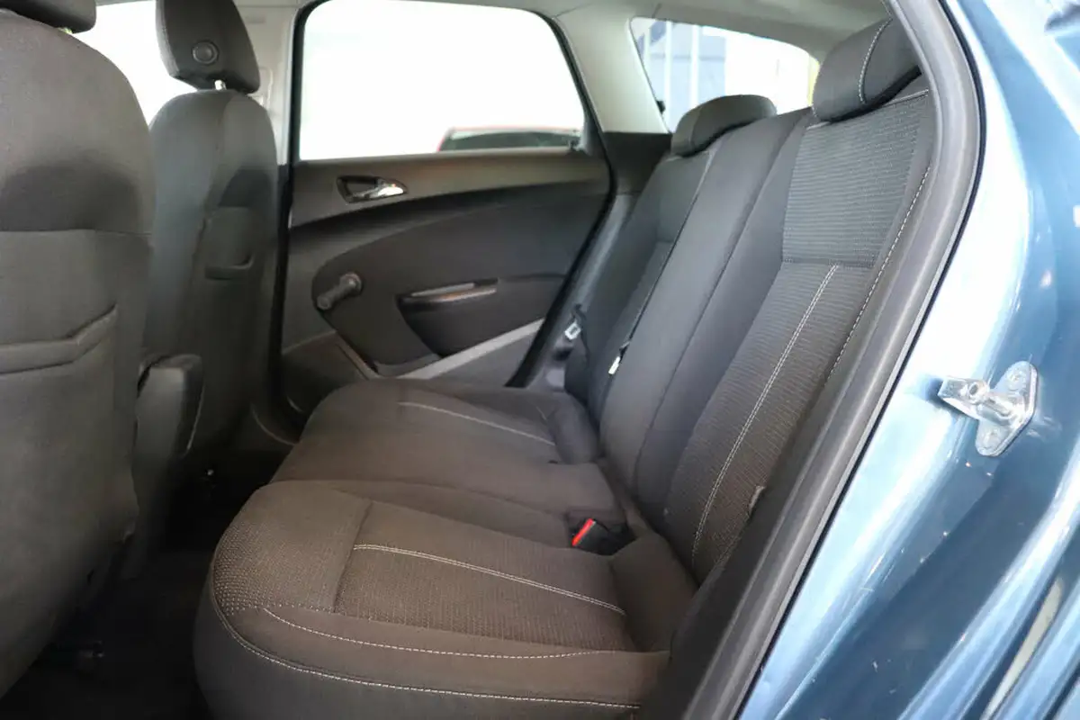 2013-vauxhall-astra-20td-sri-ss-estate-big-35
