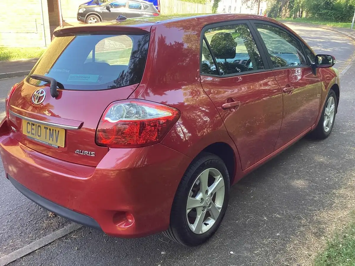 2010-toyota-auris-133-vvt-i-tr-5d-big-5