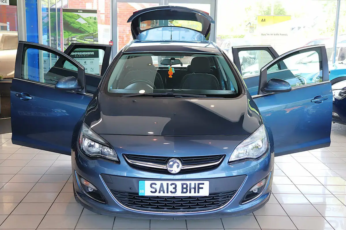 2013-vauxhall-astra-20td-sri-ss-estate-big-11