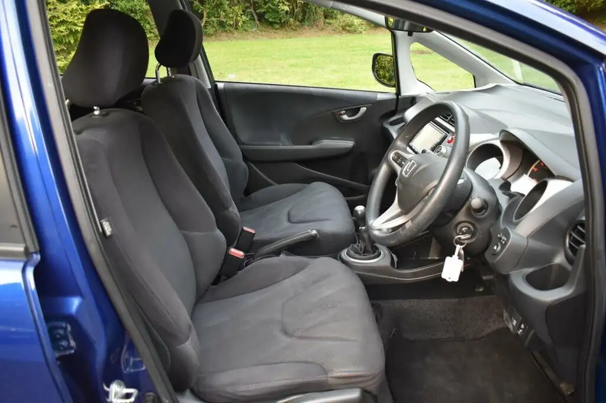 2011-honda-jazz-14-es-t-big-5