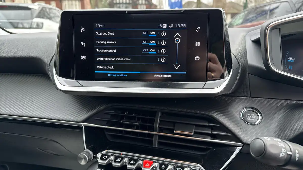 2023-peugeot-208-12-puretech-allure-premium-130ps-eat8-big-9