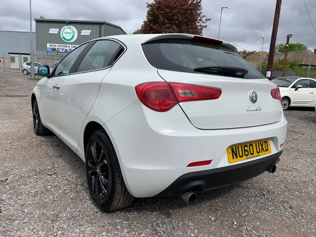 2010-alfa-romeo-giulietta-20td-lusso-big-4
