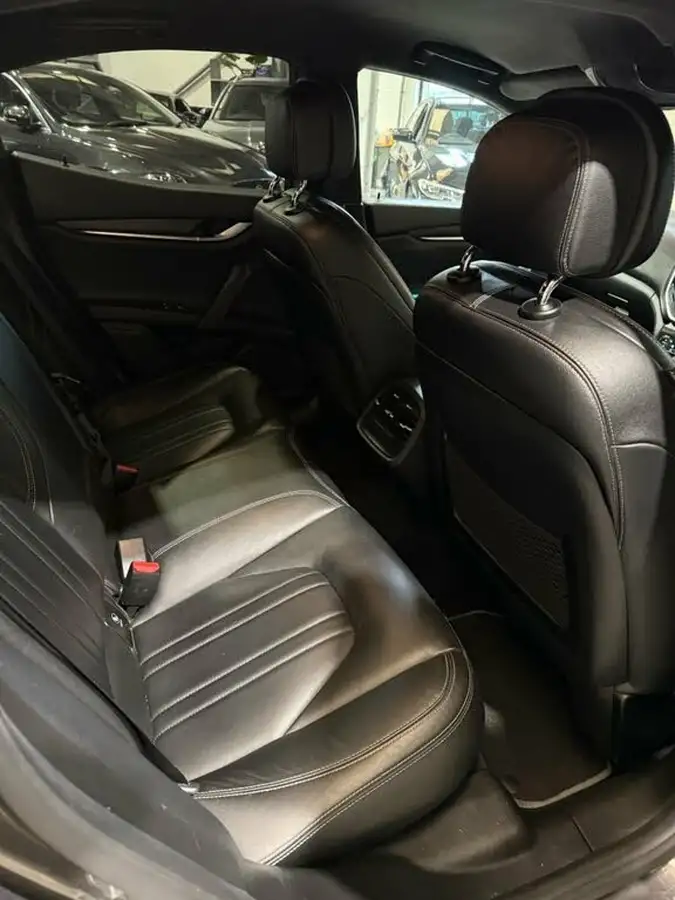 2014-maserati-ghibli-30td-big-12
