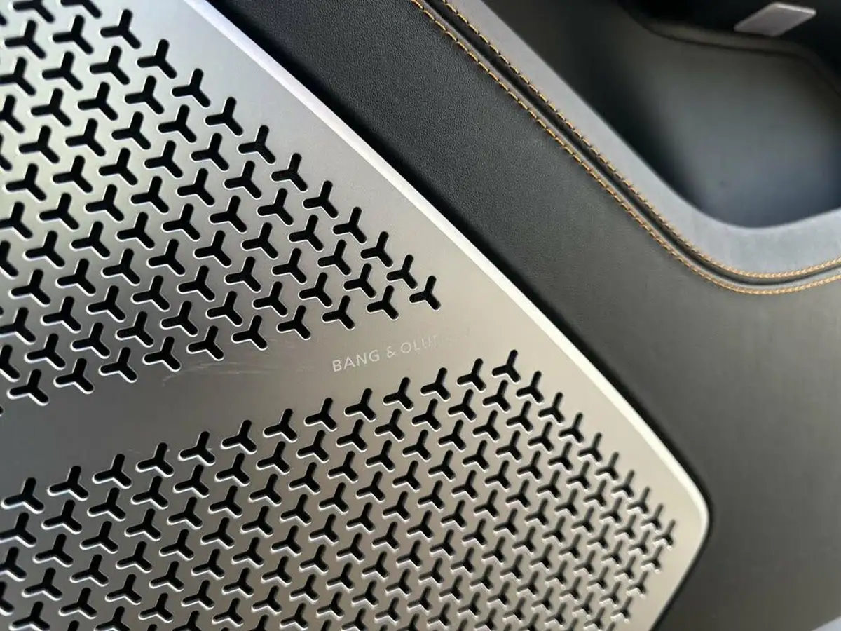2022-lamborghini-urus-40-no-trim-big-27