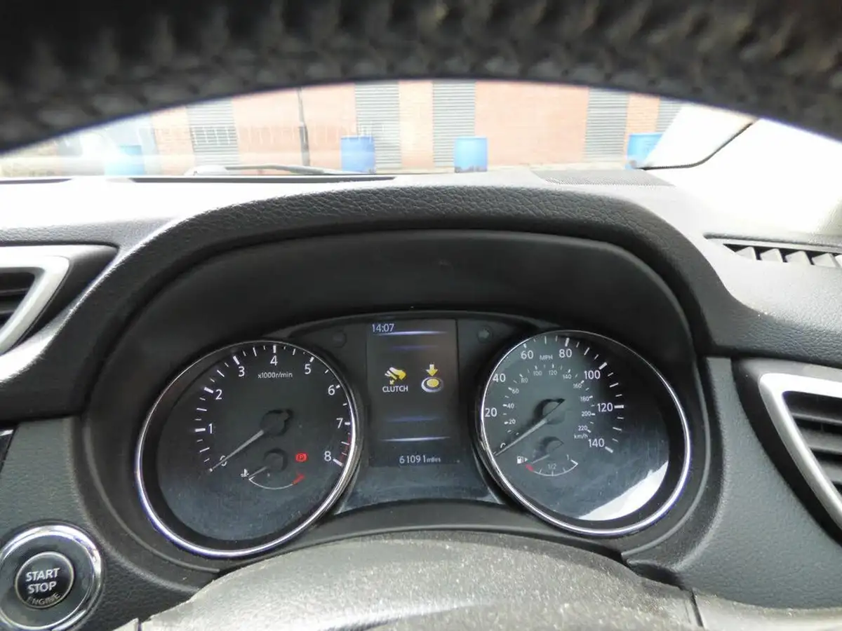 2014-nissan-qashqai-12-tekna-big-8