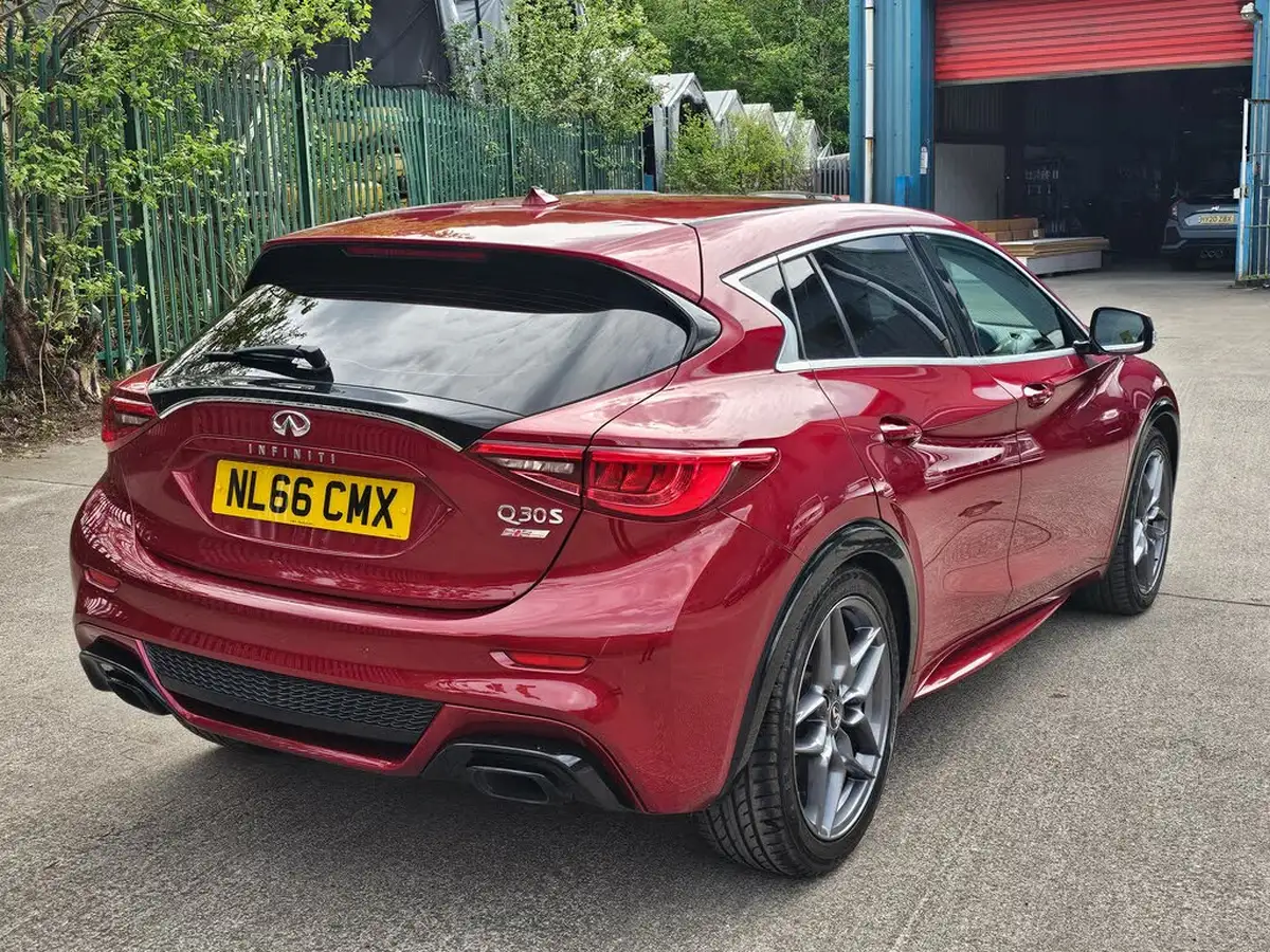 2016-infiniti-q30-15d-sport-big-20