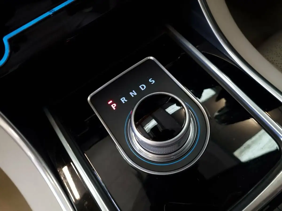2015-jaguar-xe-20td-portfolio-180ps-auto-big-14