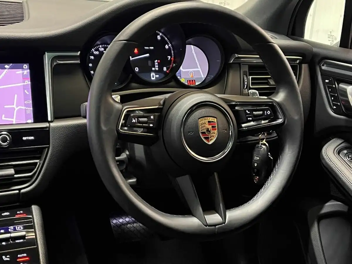 2023-porsche-macan-20-big-11