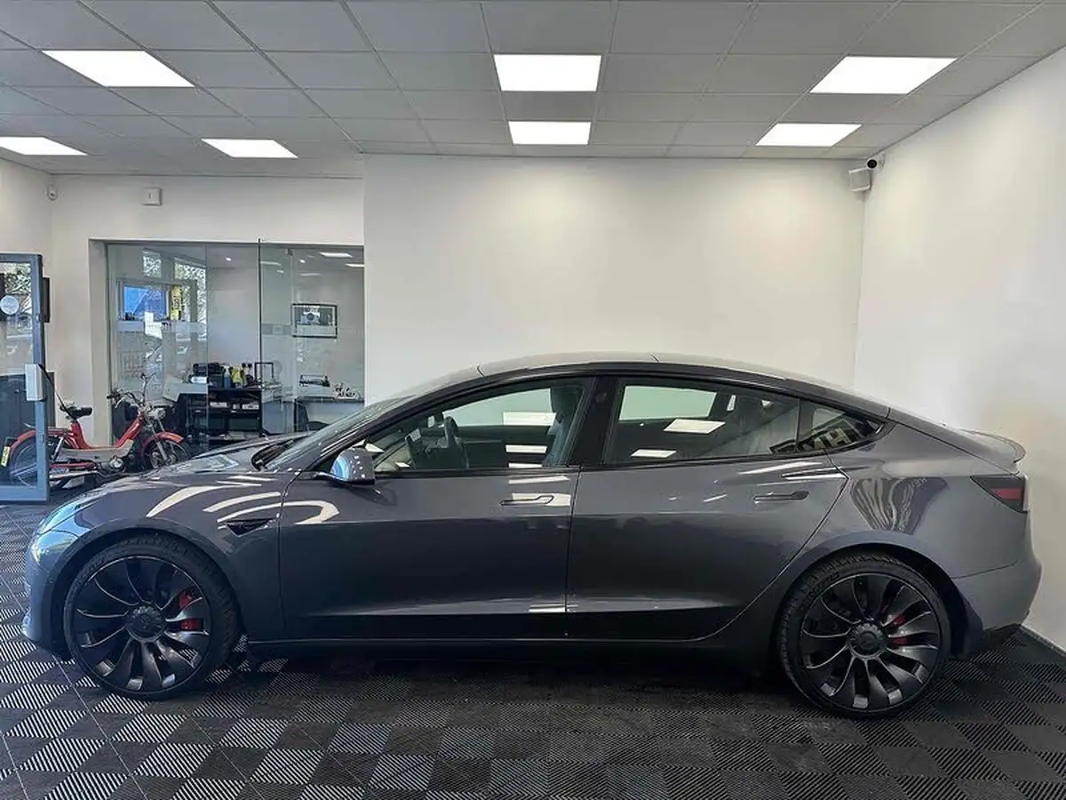 2021-tesla-model-3-e-performance-4x4-big-3