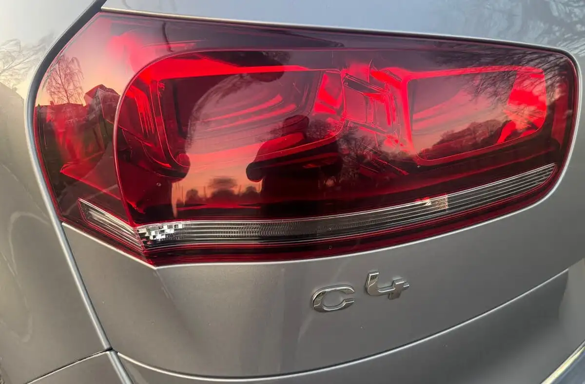 2016-citroen-c4-picasso-16bluehdi-flair-eat6-big-21