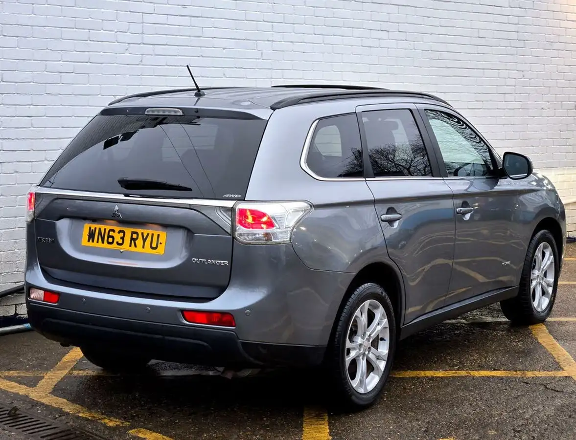 2013-mitsubishi-outlander-22di-d-gx4-big-9