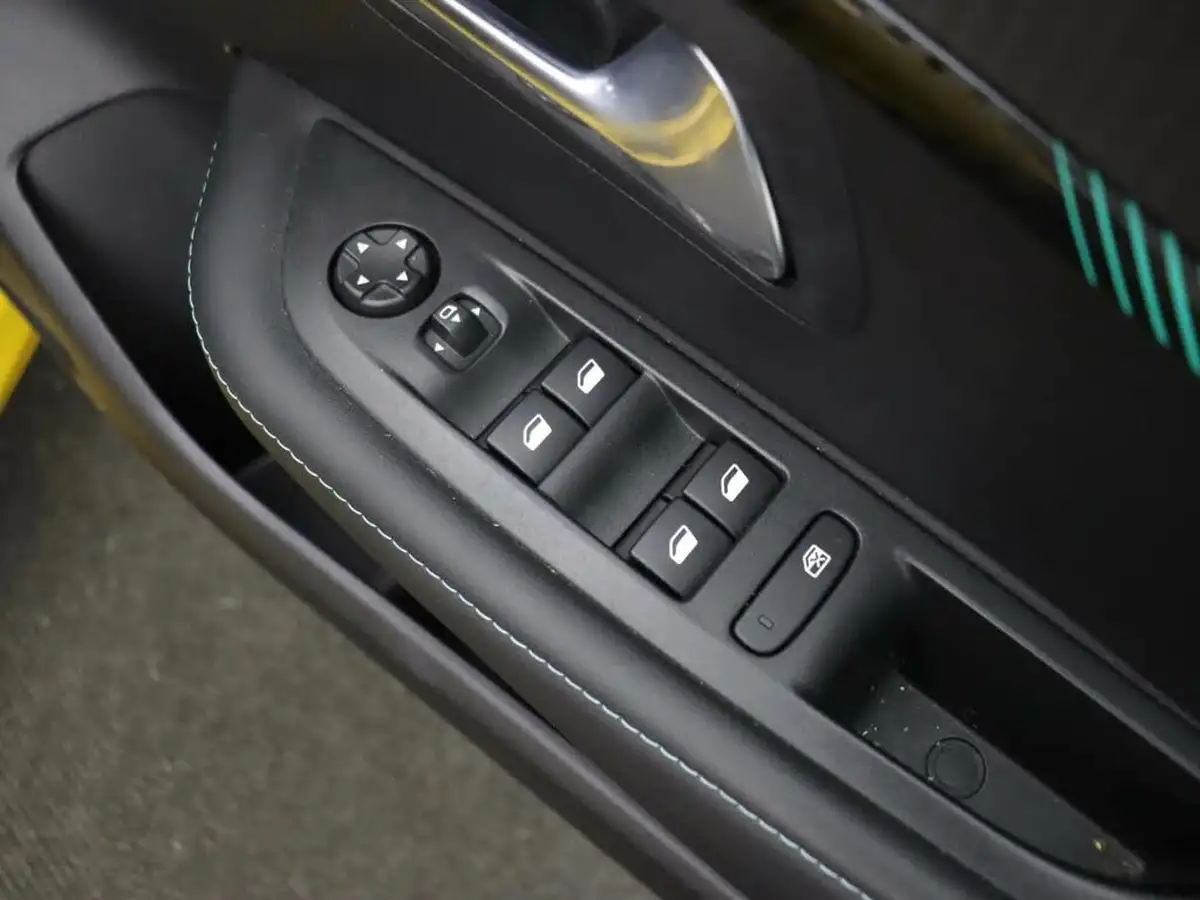 2021-peugeot-208-12-puretech-allure-premium-100bhp-big-14