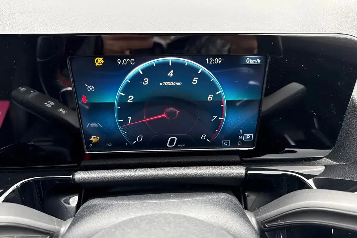 2021-mercedes-benz-gla-class-13-gla-200-amg-line-big-31