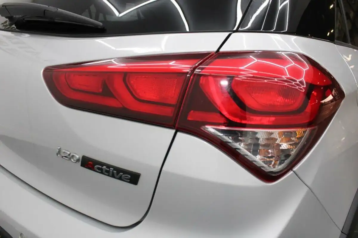 2016-hyundai-i20-10-active-big-18