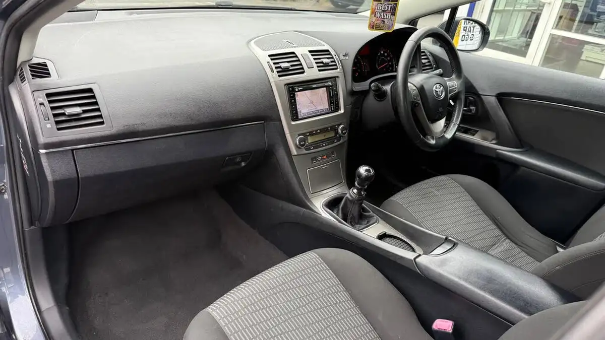 2010-toyota-avensis-big-9