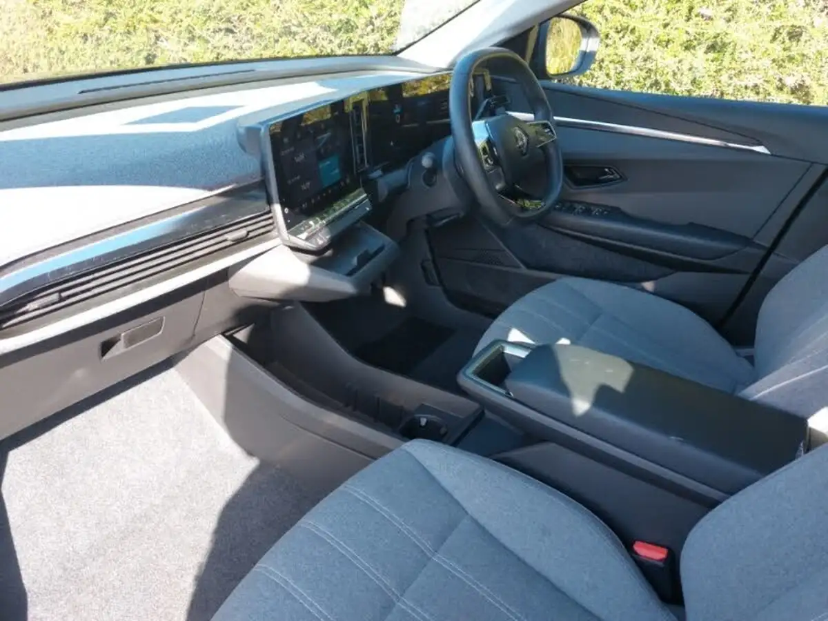 2022-renault-megane-e-tech-e-equilibre-big-4