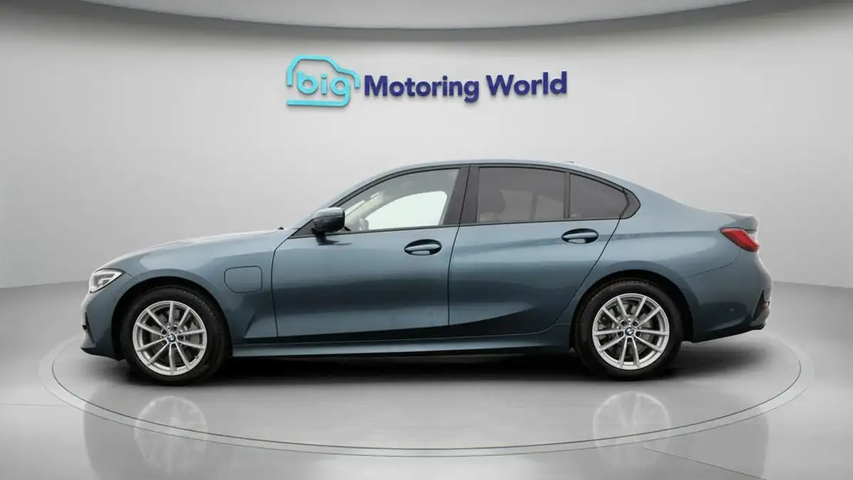 2019-bmw-3-series-20-330e-se-pro-big-3