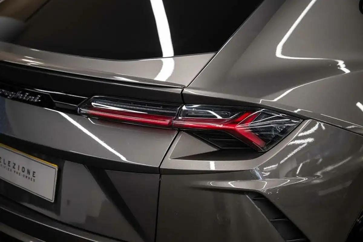 2022-lamborghini-urus-40-no-trim-big-18