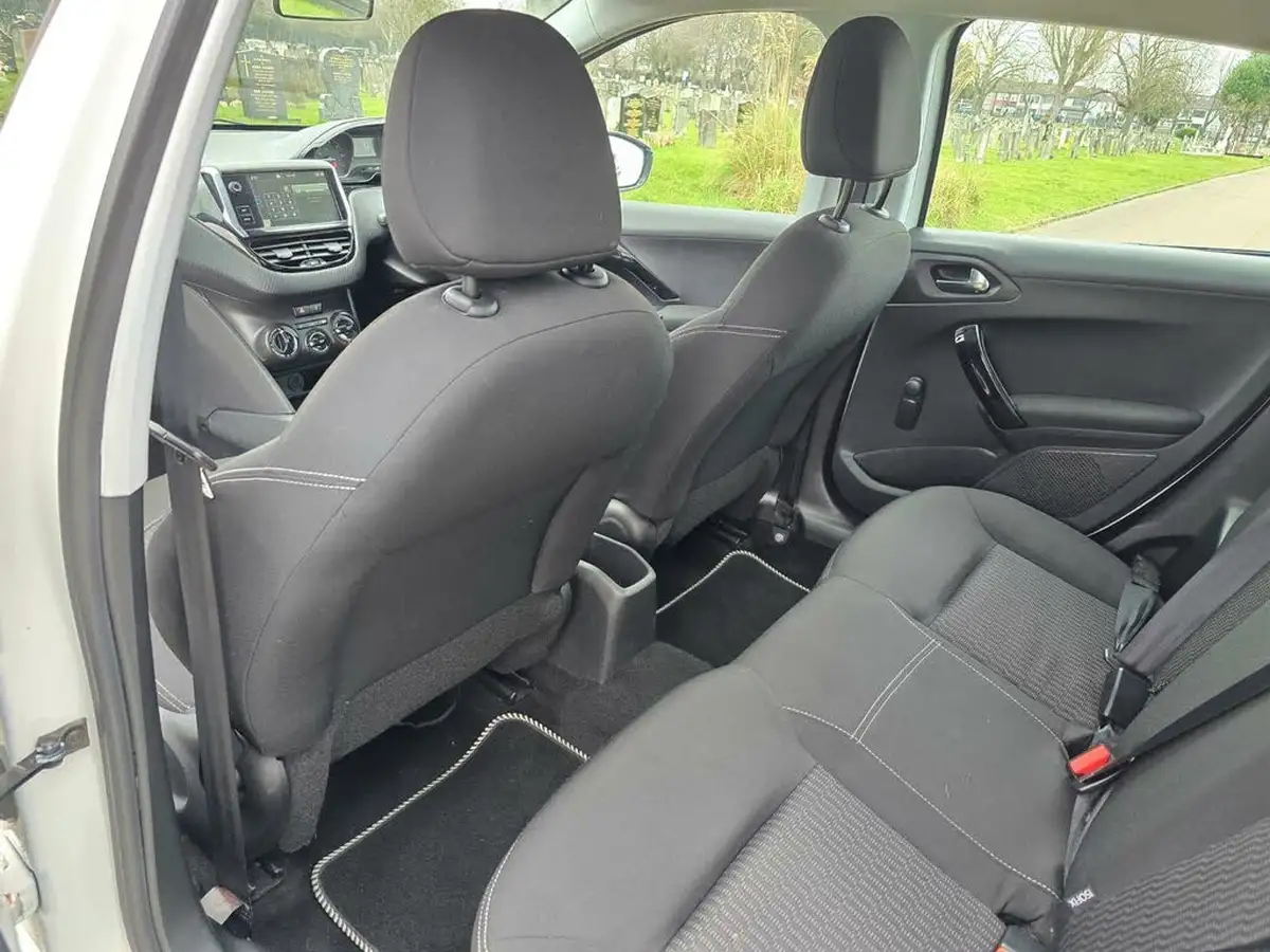 2015-peugeot-208-12-puretech-active-5d-big-26