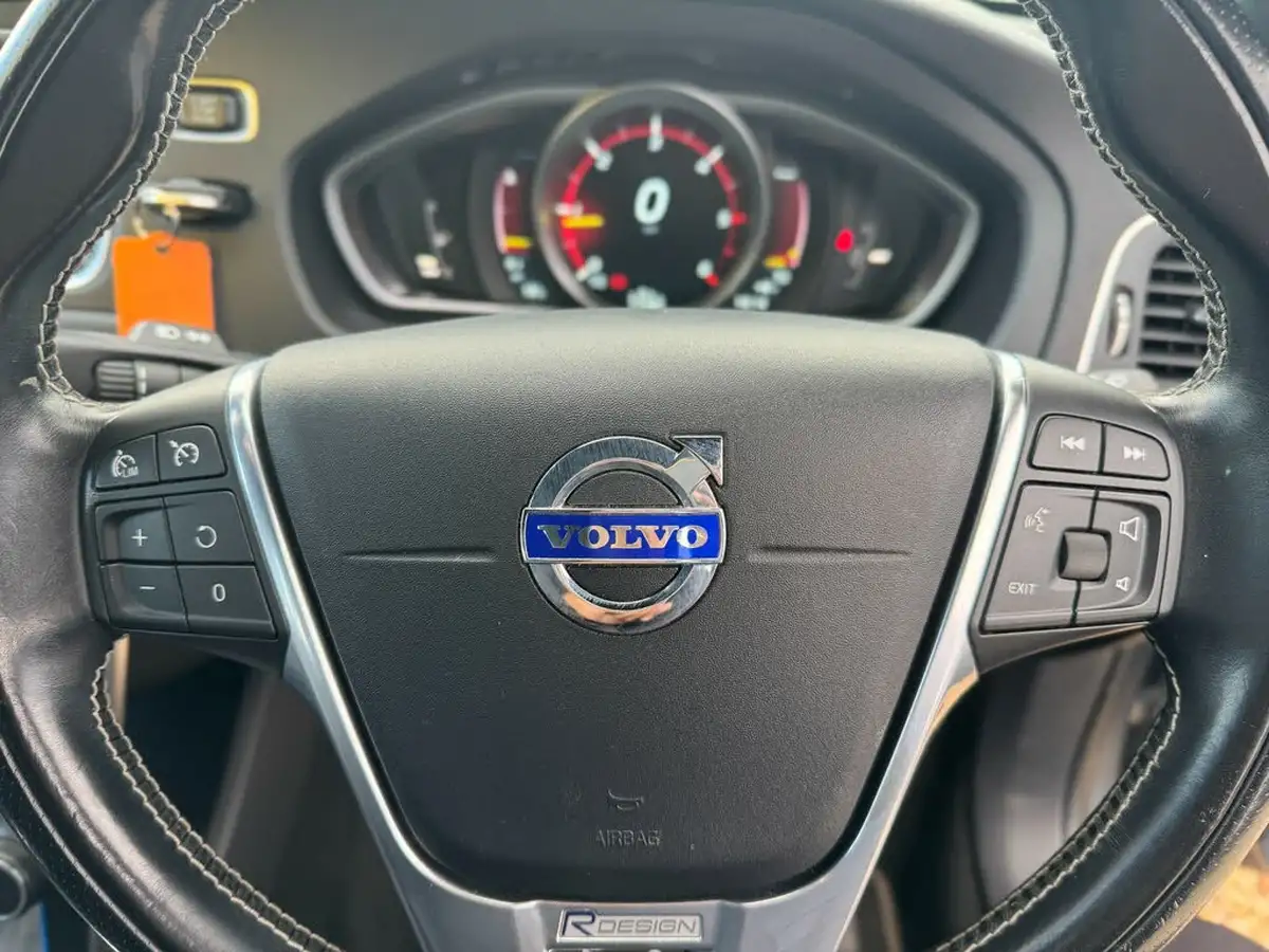 2015-volvo-v40-20td-d2-r-design-lux-nav-big-30