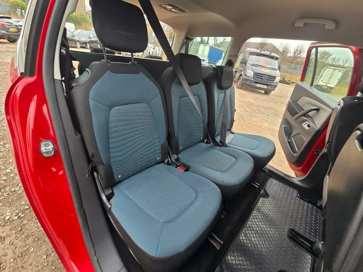2016-citroen-grand-c4-picasso-16bluehdi-feel-eat6-big-22