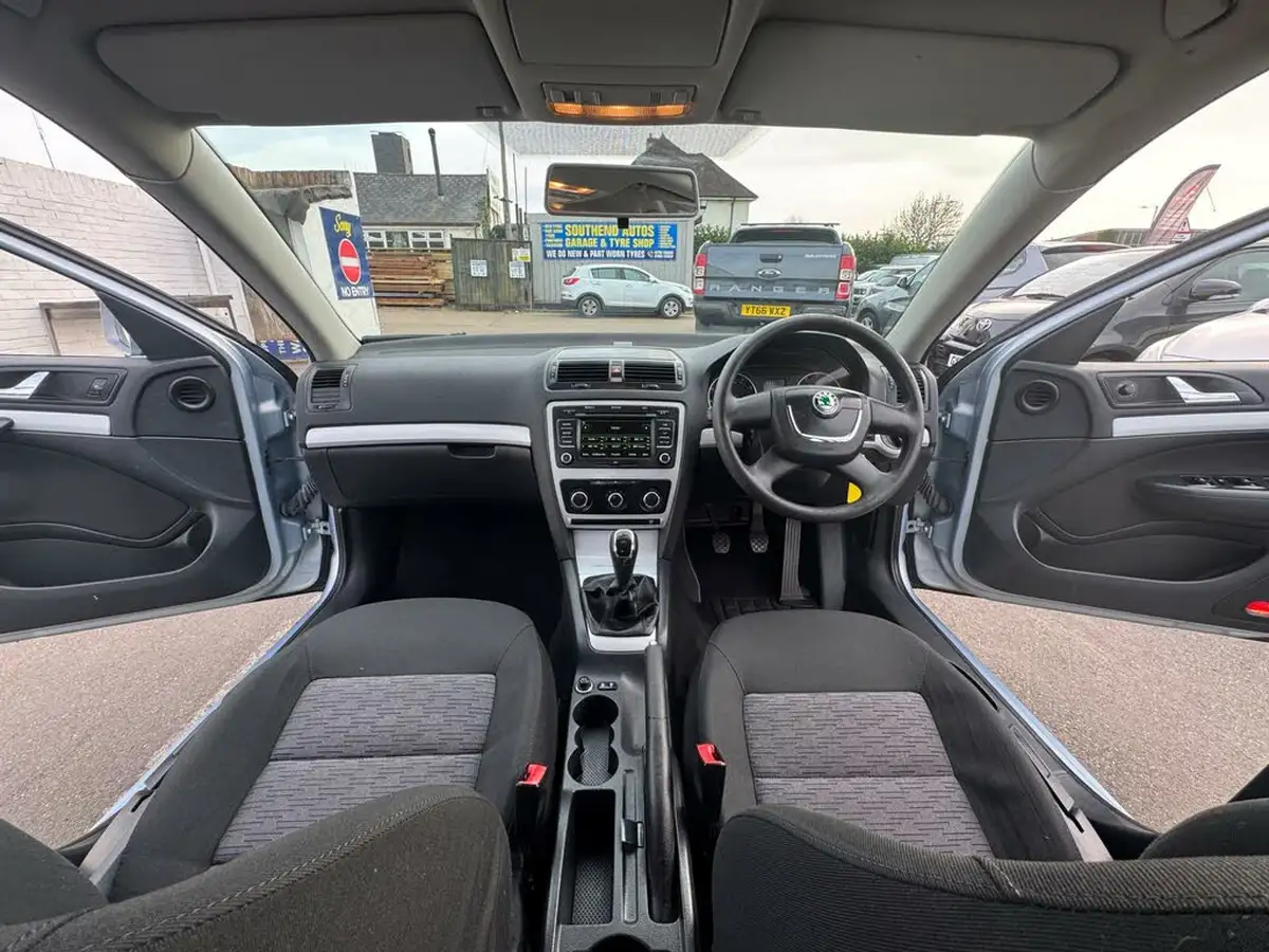 2011-skoda-octavia-16-se-hatchback-big-25