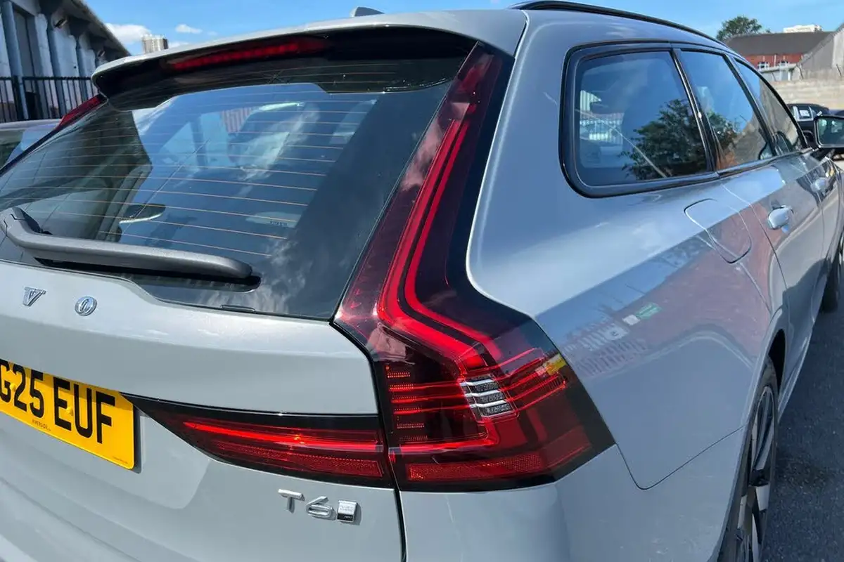 2025-volvo-v90-20-t6-plus-345bhp-dark-big-19