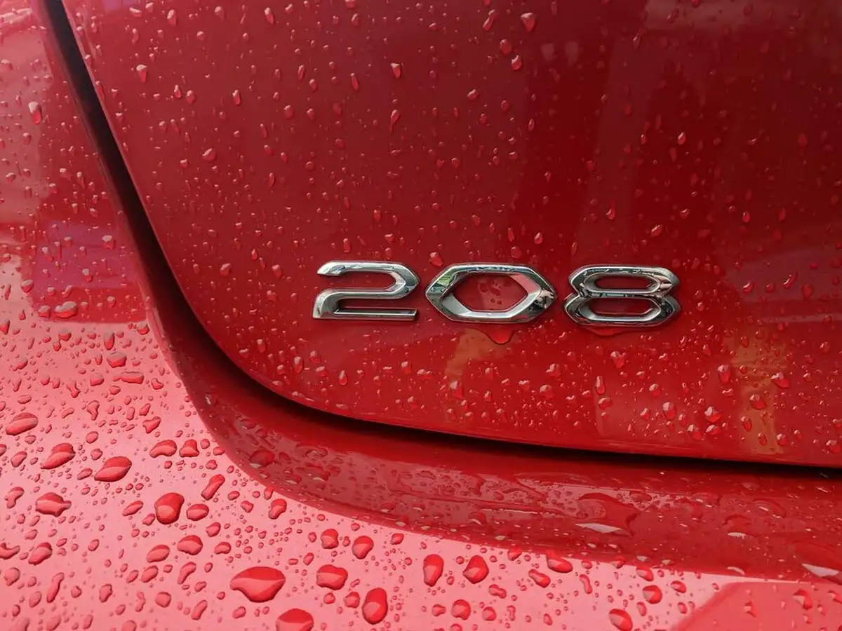 2023-peugeot-208-12-puretech-active-premium-100ps-eat8-big-10