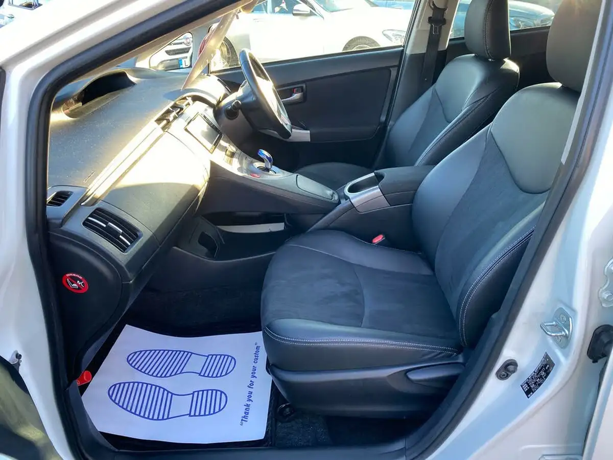 2015-toyota-prius-18-t-spirit-big-26