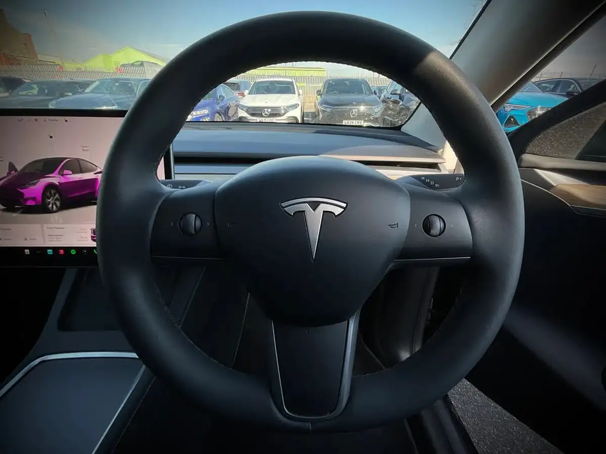 2022-tesla-model-y-e-long-range-big-23