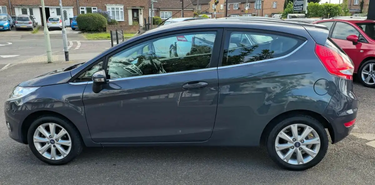 2011-ford-fiesta-14-zetec-3d-big-4