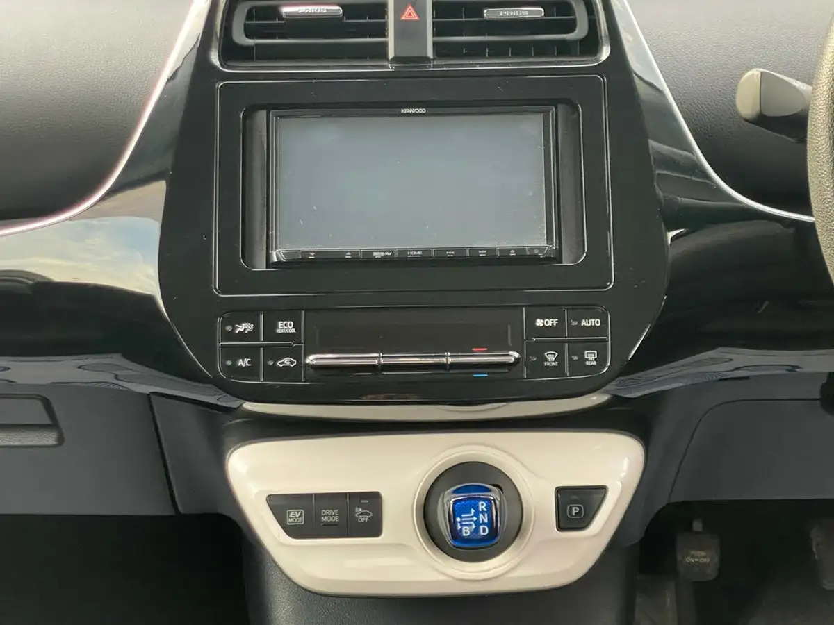 2018-toyota-prius-hybrid-big-31