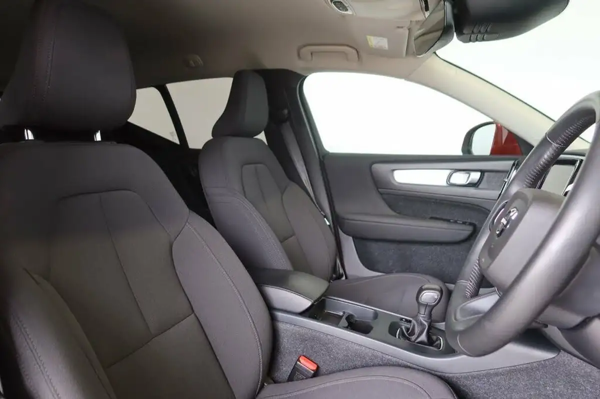 2021-volvo-xc40-15-t3-momentum-161bhp-big-8
