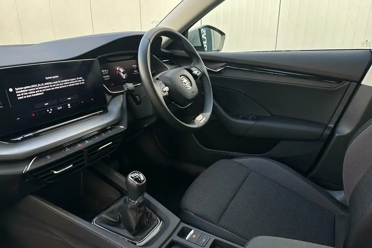 2023-skoda-octavia-10-tsi-se-technology-110ps-hatchback-big-1