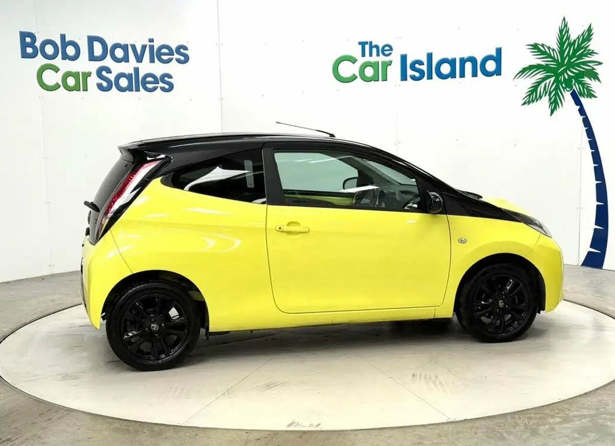 2016-toyota-aygo-10-vvt-i-x-cite-3-bi-tone-yellow-3d-big-9