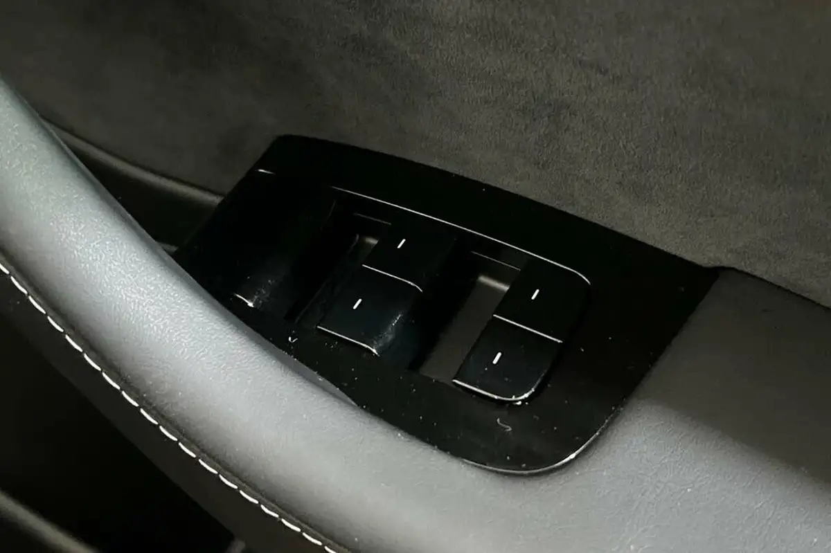 2020-tesla-model-3-e-long-range-big-33