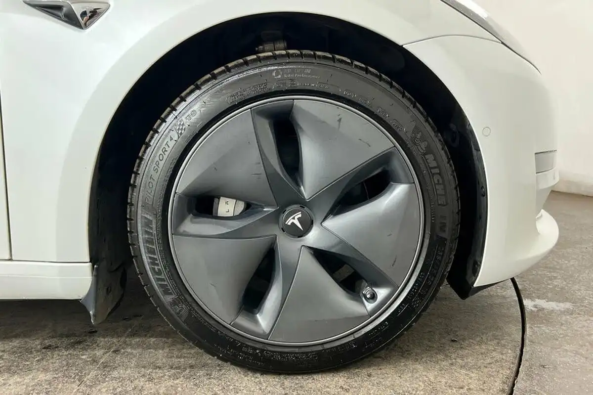 2020-tesla-model-3-e-long-range-big-10