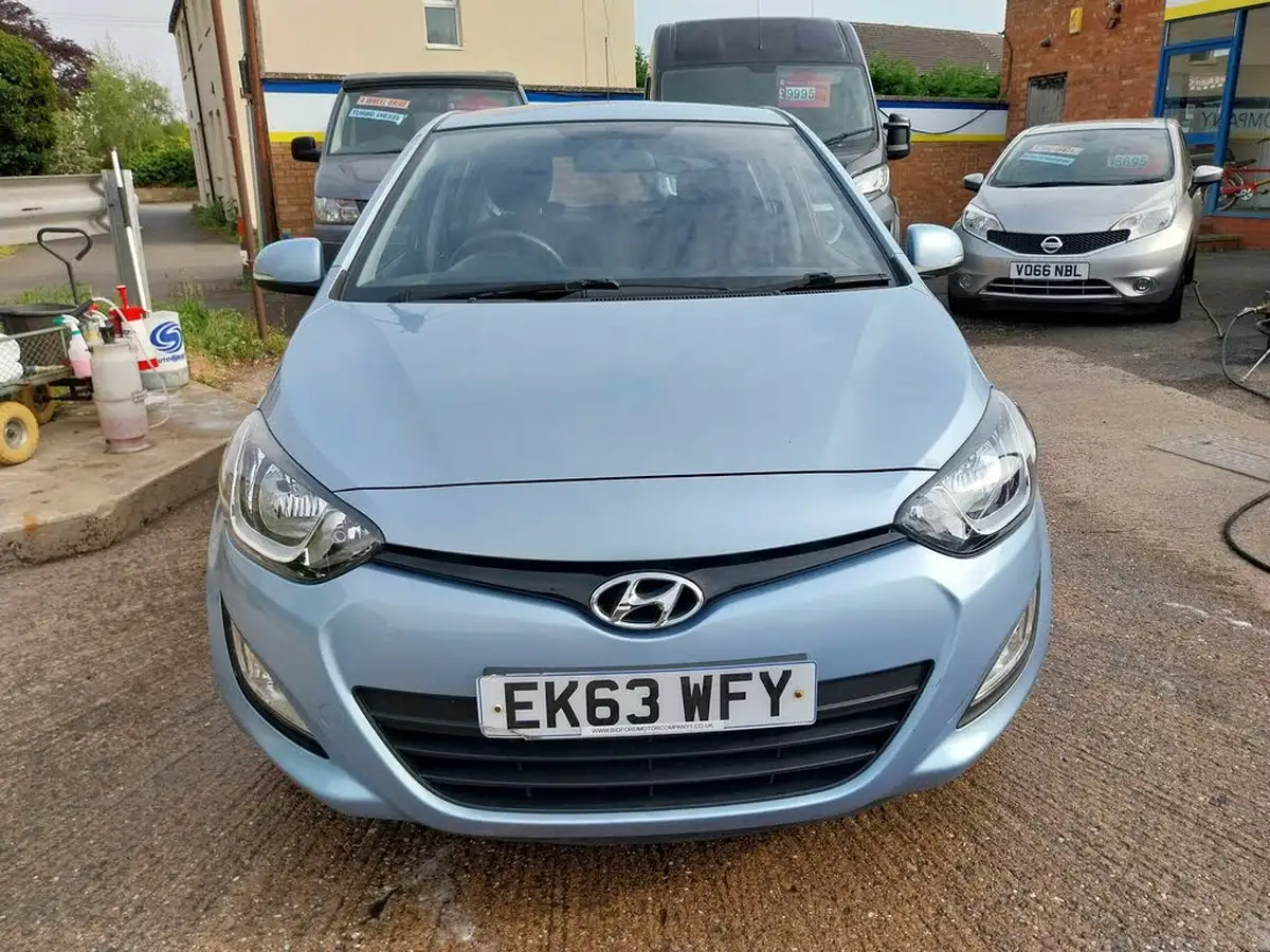 2013-hyundai-i20-12-active-5d-big-2