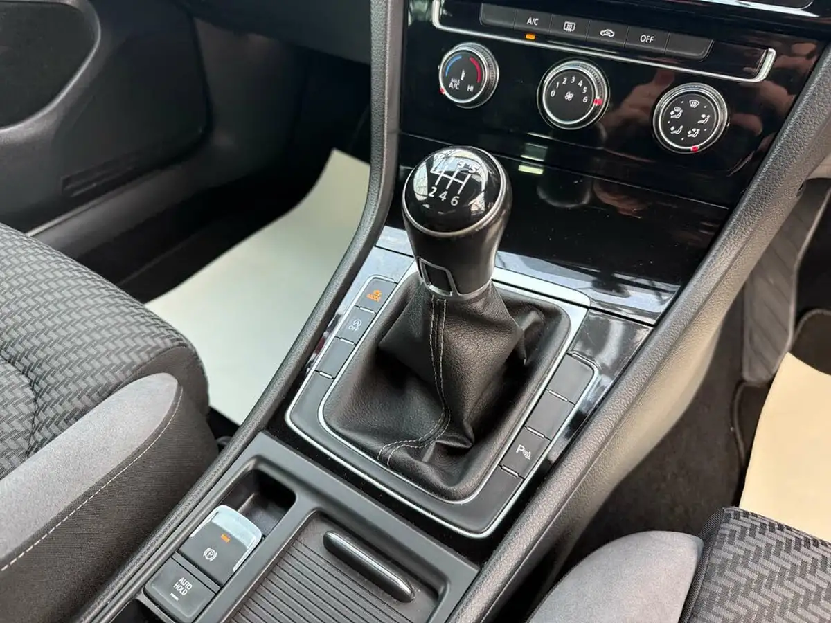 2017-volkswagen-golf-15-tsi-r-line-5d-big-26