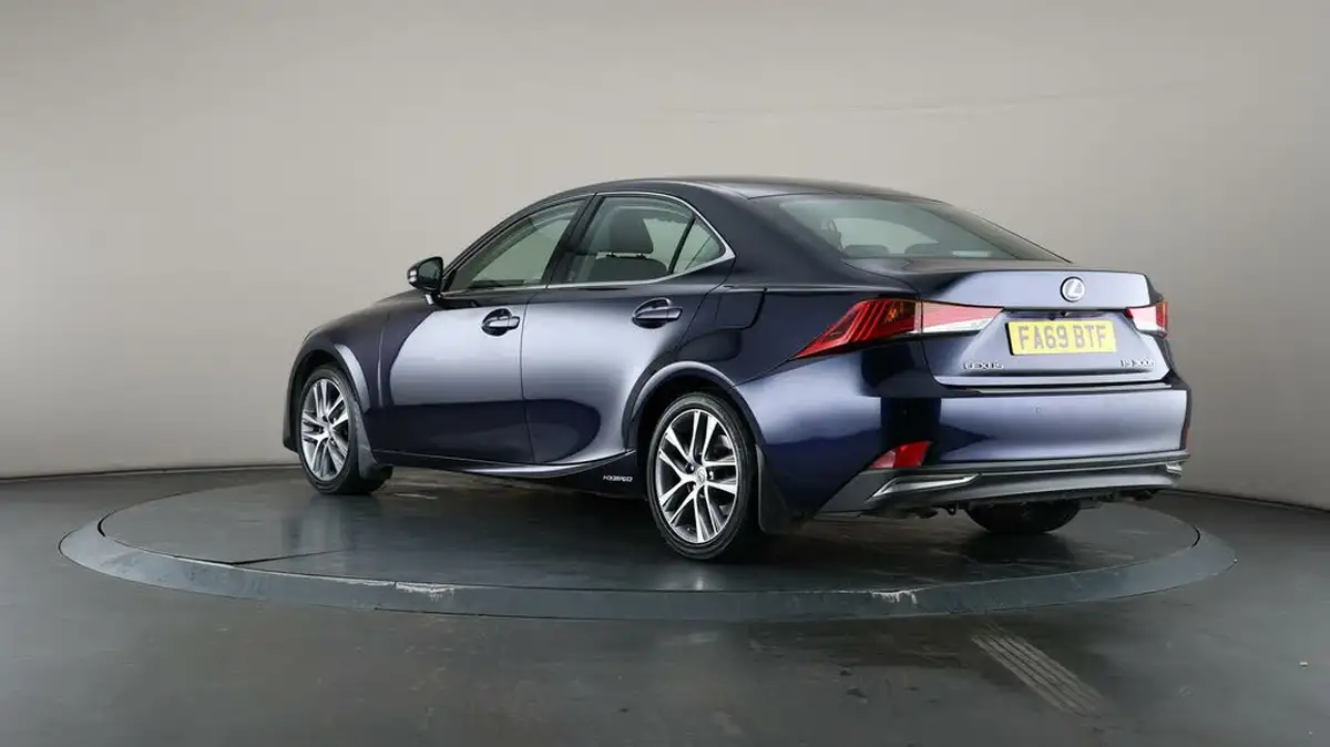 2019-lexus-is-300h-25-is-big-63