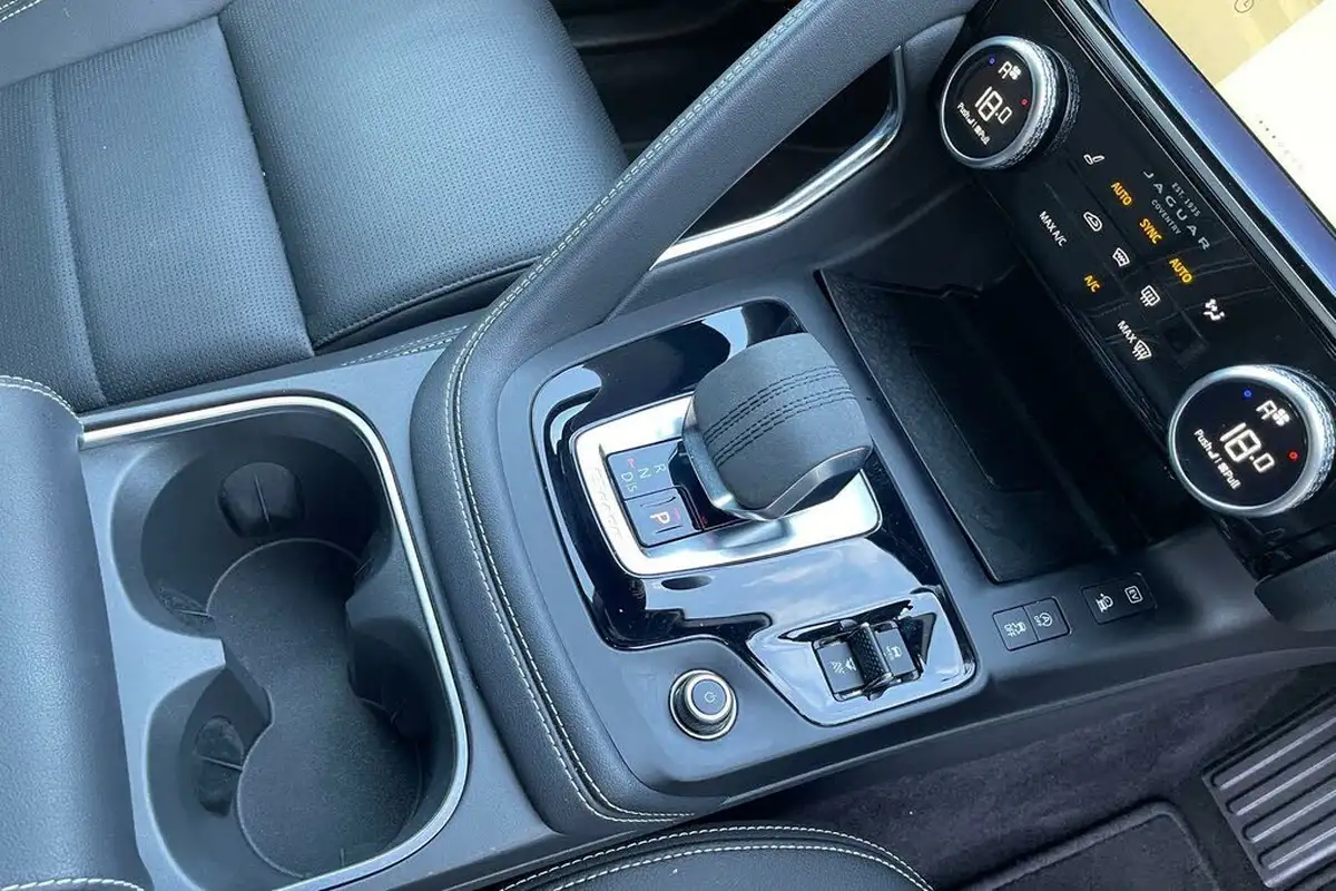 2023-jaguar-e-pace-15-p300e-r-dynamic-se-big-18